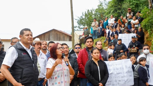 Alejandro Armenta y Leticia Ramírez supervisan rehabilitación de carreteras en la Sierra Negra