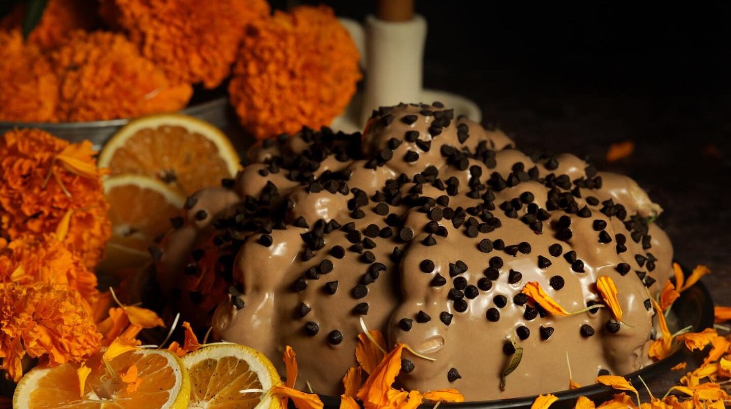 Pastel de pan de muerto en Lecaroz, postre de Día de Muertos