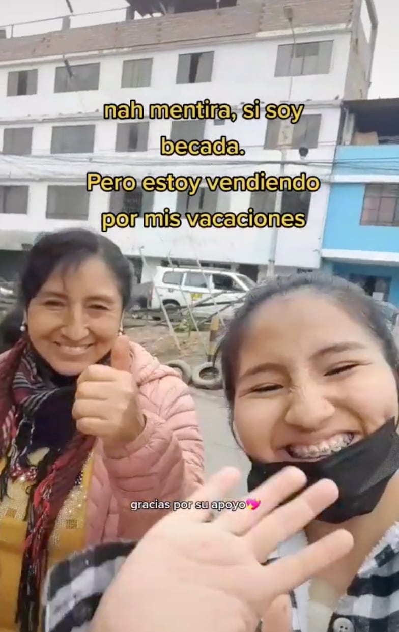 Universitaria ayuda a su madre a vender tamales