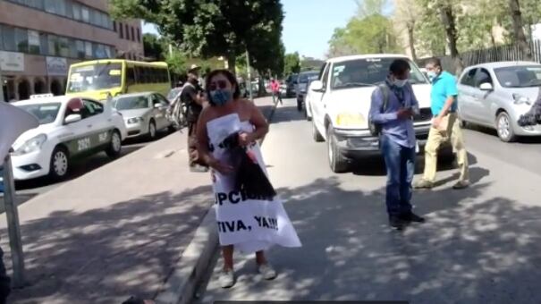 VIDEO: Madre de Alan Ibarra, joven asesinado en San Luis Potosí, protesta desnuda frente a fiscalía