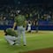 ¡Terror en Sultanes! Beisbolista suelta el bate por accidente y le pega a una porrista en la cabeza