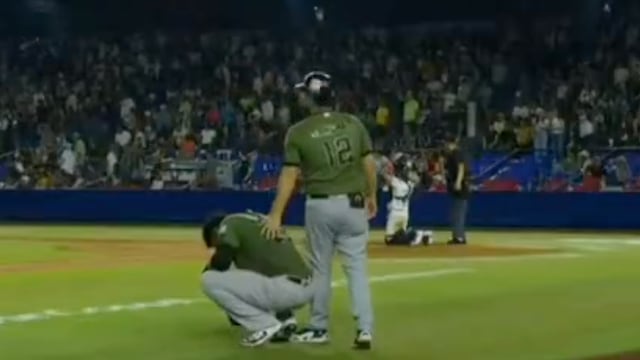 ¡Terror en Sultanes! Beisbolista suelta el bate por accidente y le pega a una porrista en la cabeza.