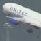 VIDEO: Boeing 777 de United Airlines pierde llanta durante despegue; dejó graves daños en tierra