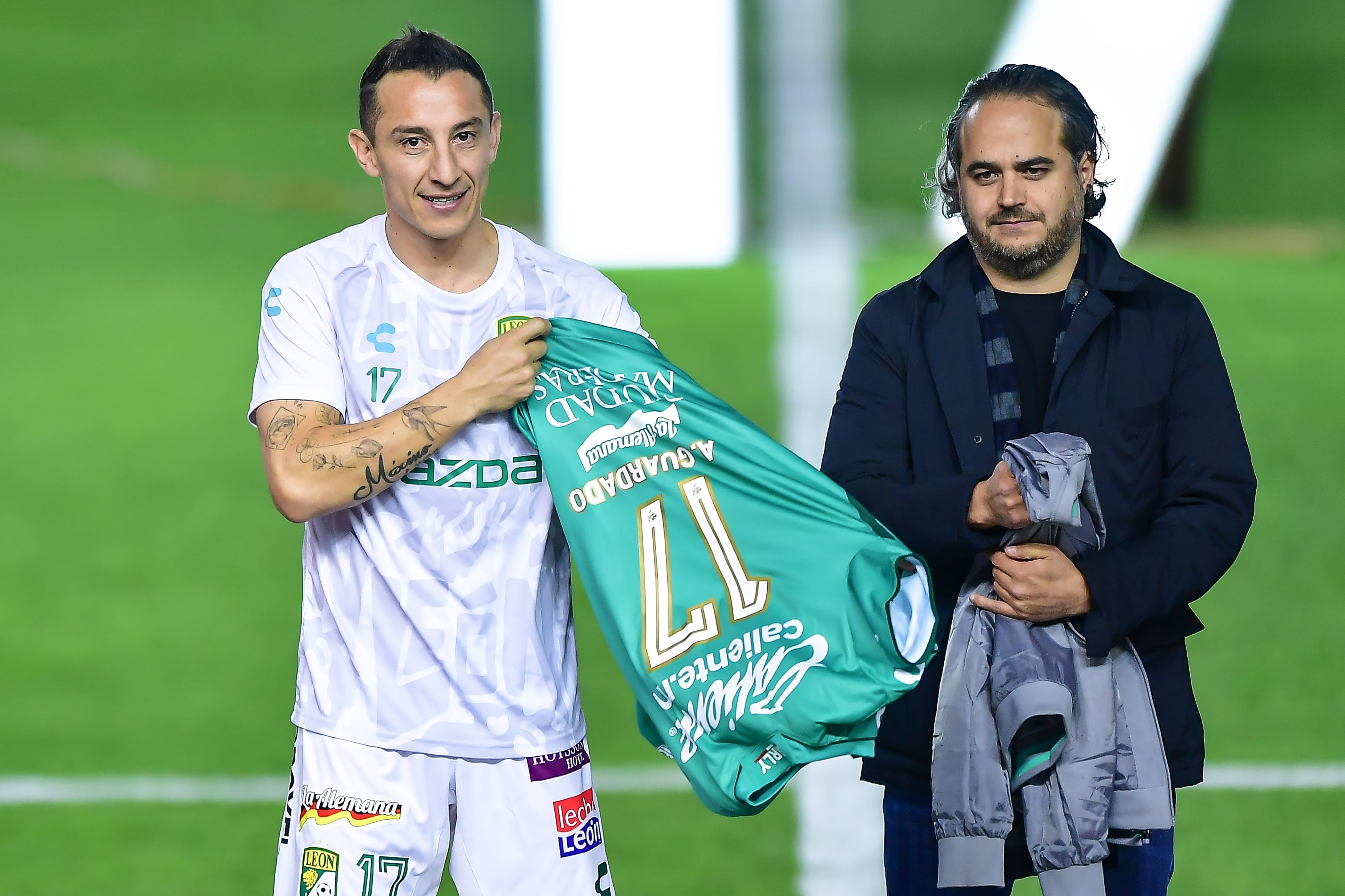 Andrés Guardado con el número 17 del León