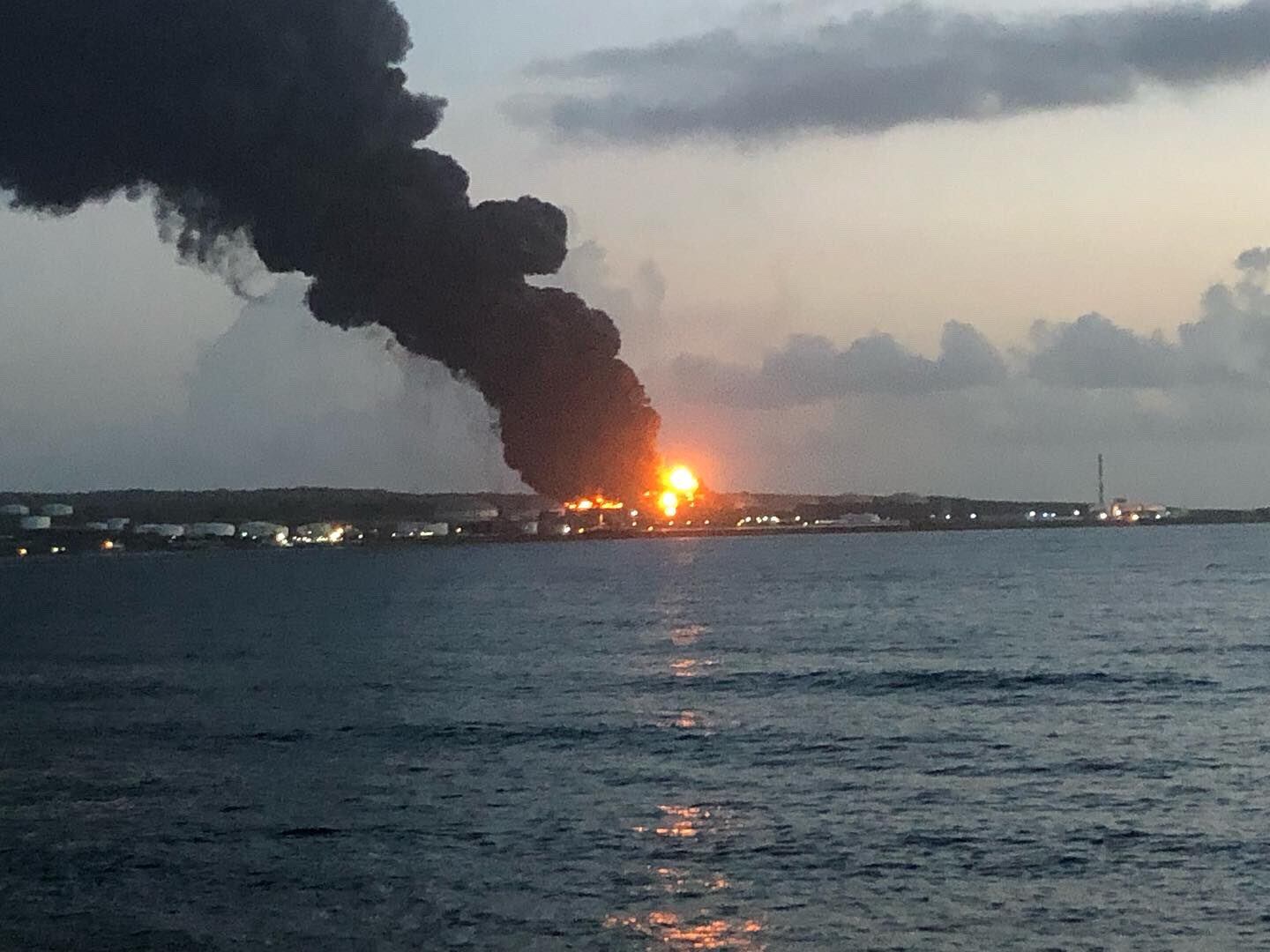 Explosión en Matanzas, Cuba: Heridos, desplazados por el segundo tanque; tercero, en riesgo