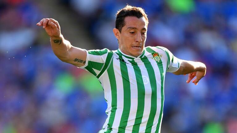 Andrés Guardado con la playera bética.