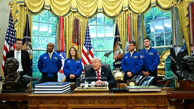 Donald Trump con la tripulación de Artemis II y el director de la NASA, Jared Isaacman