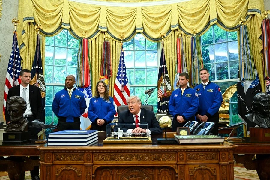 Donald Trump con la tripulación de Artemis II y el director de la NASA, Jared Isaacman