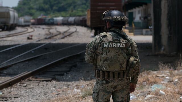 Elementos de la Secretaría de Marina custodian las vías de Ferrosur en Coatzacoalcos.