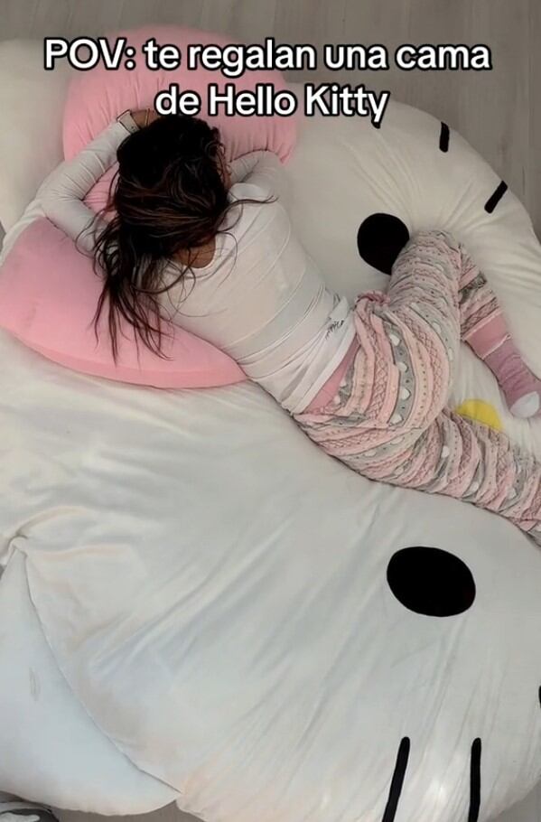 Cama gigante de Hello Kitty