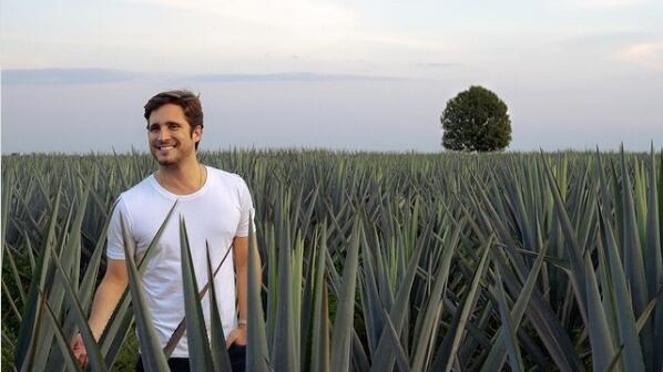 VIDEO: Diego Boneta lanzará su propio tequila; viaja con perro de asistencia