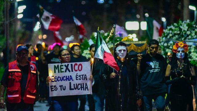 Trabajadores del Poder Judicial de la Federación en Acapulco, marcharon en el bulevar de Las Naciones, para protestar en contra de la iniciativa de la reforma judicial