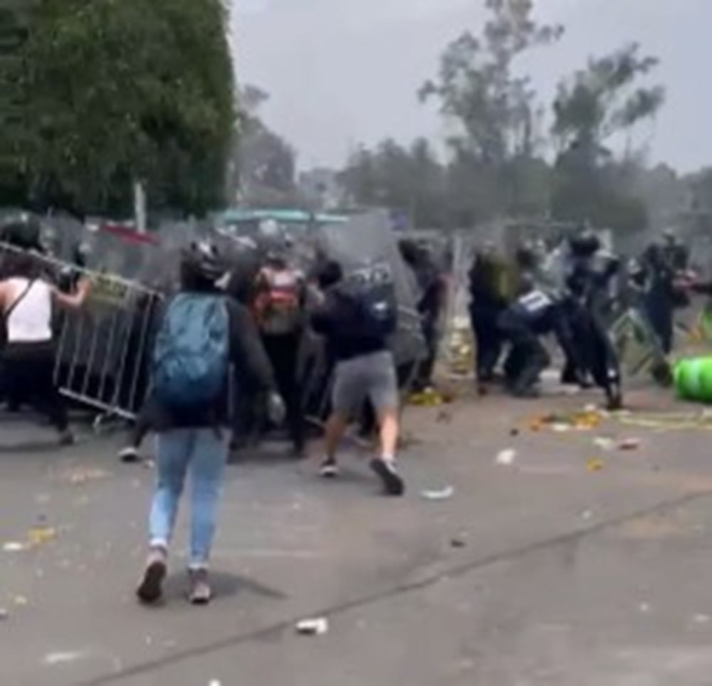 Manifestantes y policías se enfrentan cerca del Estadio Banorte sobre Avenida del Imán