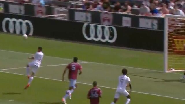 Chicharito Hernández se perdió un gol claro para el Galaxy