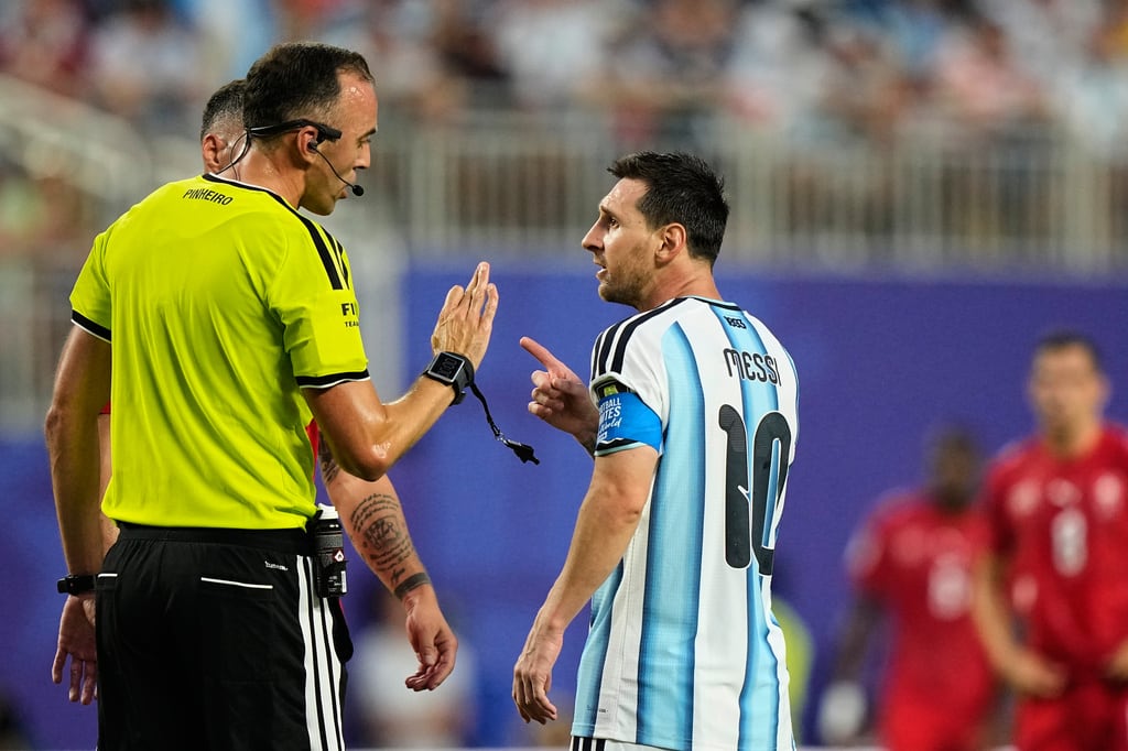 Messi reclama al árbitro Joao Pinheiroa durante el partido Argentina vs Suiza en el Mundial 2026