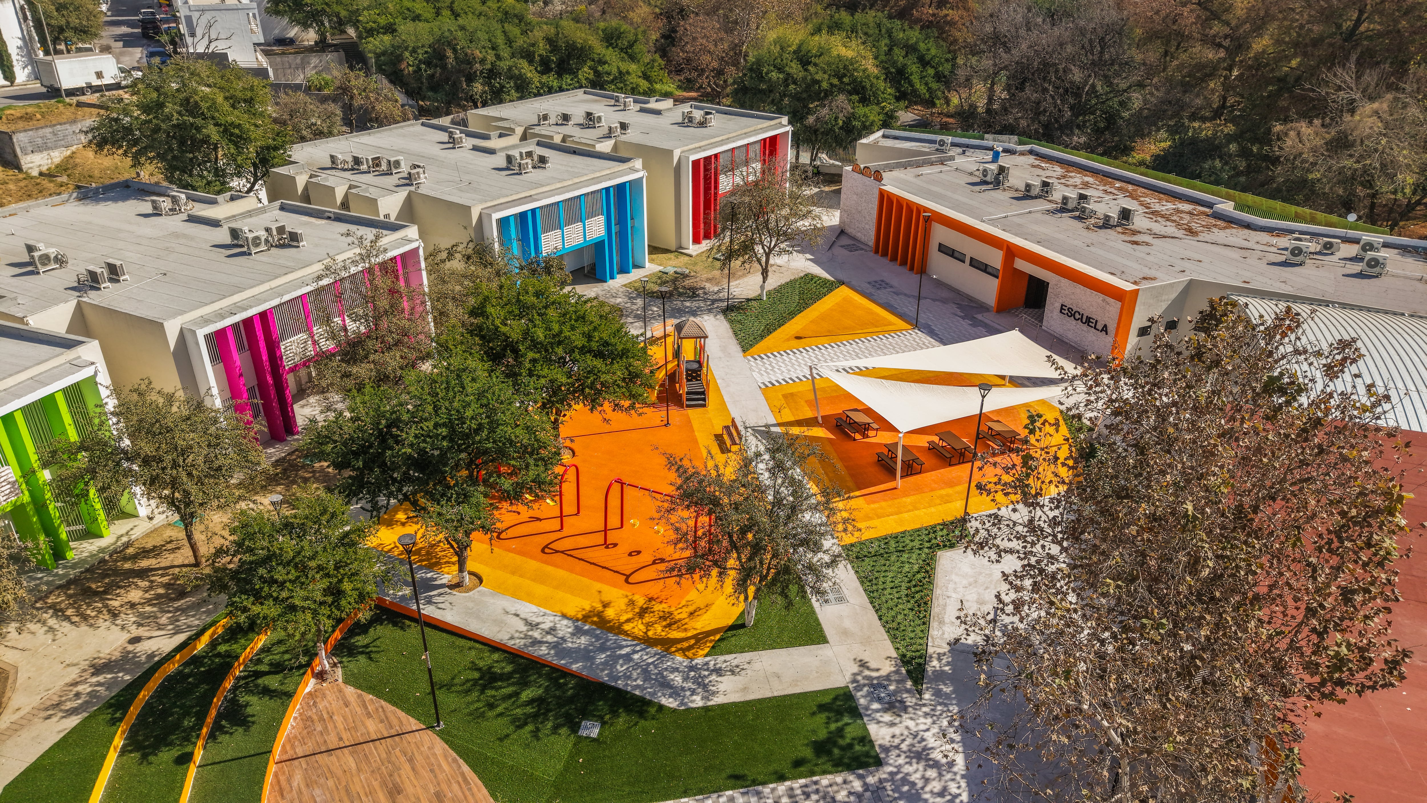 “Ningún niño está solo”: Mariana Rodríguez y Samuel García inauguran nueva Escuela de Capullos.