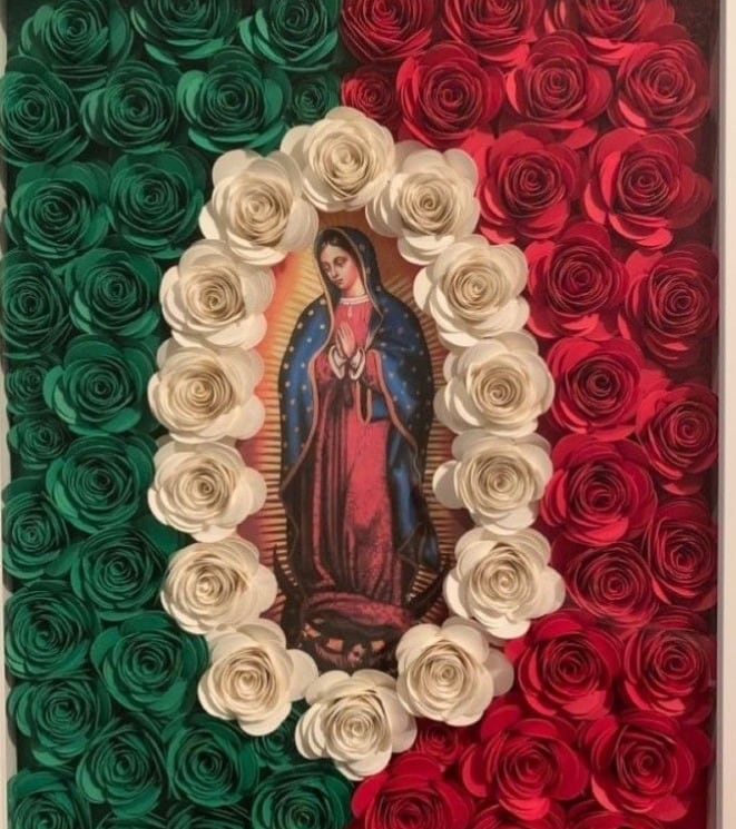 Cuadro de la Virgen de Guadalupe decorado con flores verdes, blancas y rojas