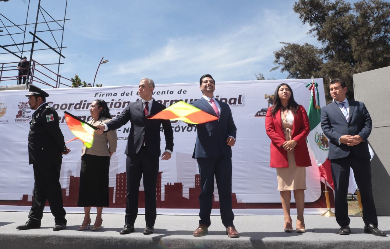 Fernando Vilchis y Adolfo Cerqueda Rebollo en la firma de convenio intermunicipal