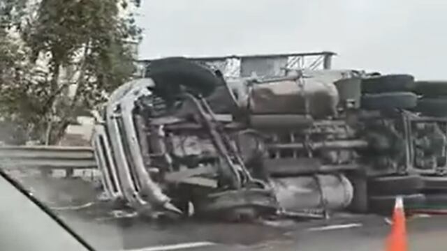 Un tráiler volcó en la carretera federal 57, a la altura de La Piedad hoy 22 de junio 2024