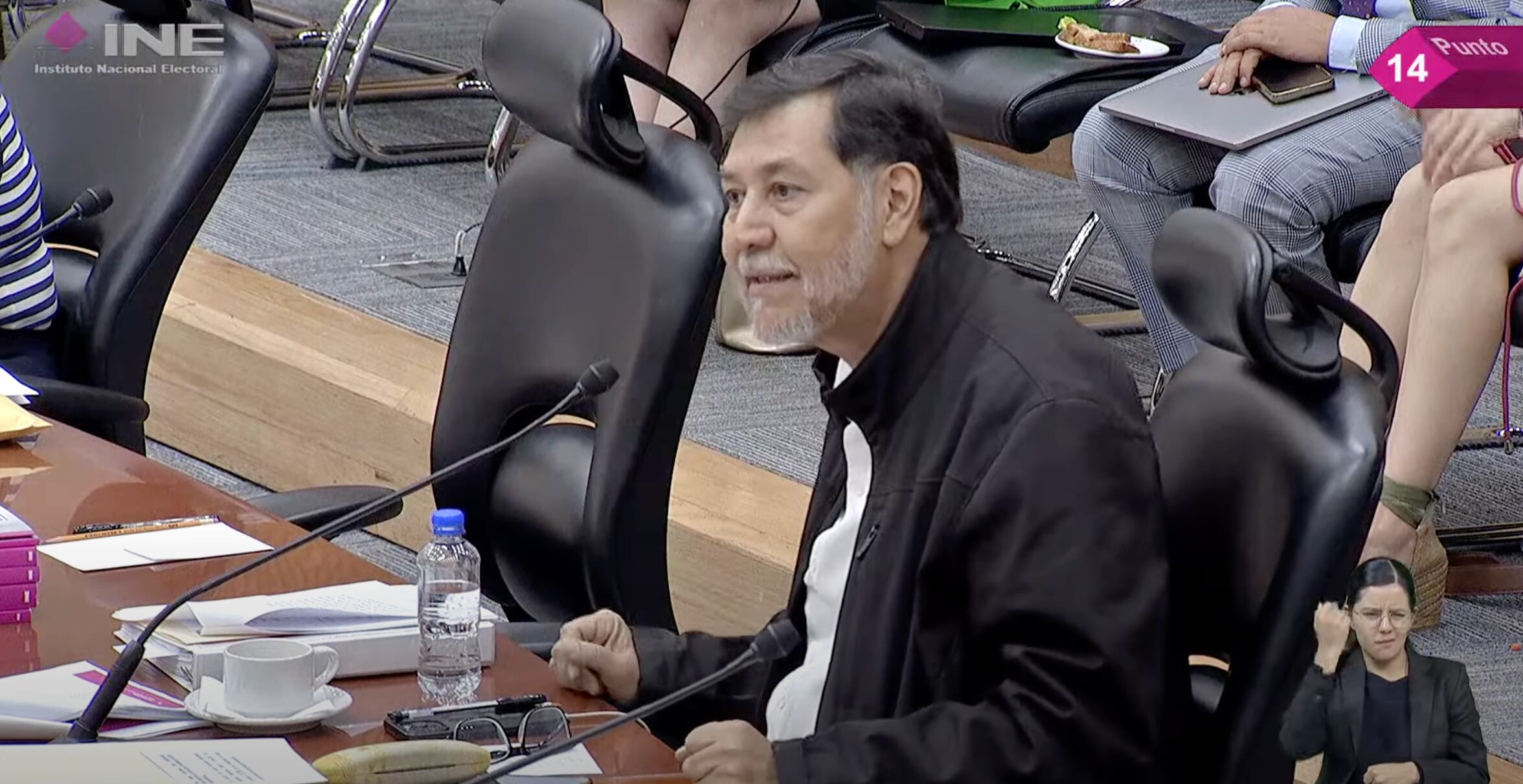 Gerardo Fernández Noroña canta en el INE