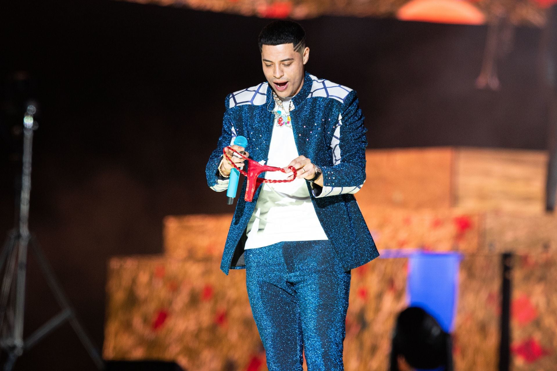 Eduin Caz , vocalista de Grupo Firme en el Foro Sol.