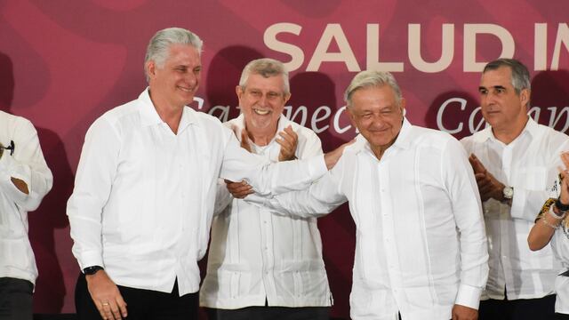 Miguel Díaz-Canel y Andrés Manuel López Obrador durante la reunión con médicos del programa IMSS-Bienestar en Campeche