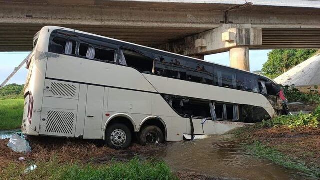 Accidente de autobús en la carretera carretera 145-D