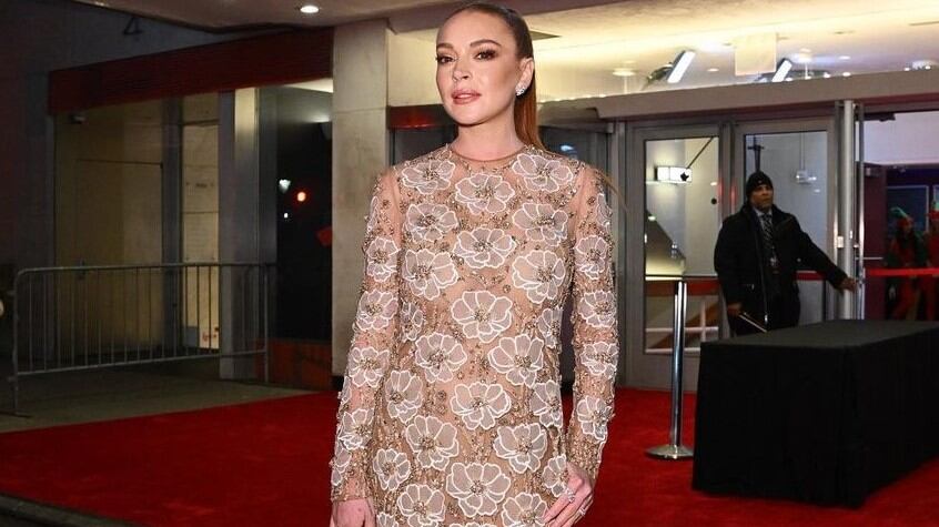 Lindsay Lohan regresa a la alfombra roja en estreno de la película de Netflix: Navidad de Golpe