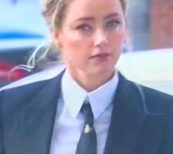 Amber Heard con pin de abeja