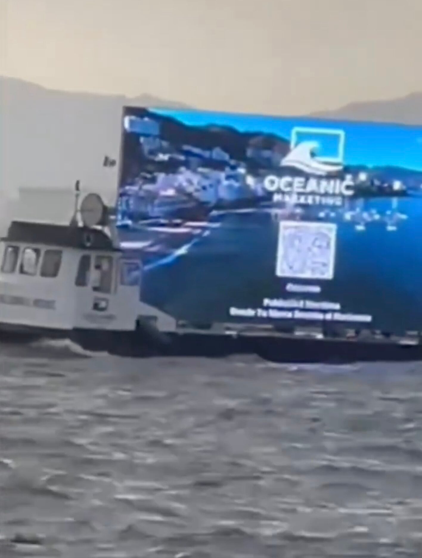 Barco con publicidad en Puerto Vallarta