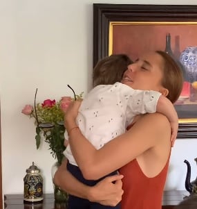 Majo Aguilar despide a su sobrino Arturo.