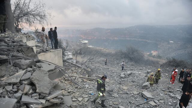 Equipos de rescate en un edificio bombardeado al este de Beirut, Líbano
