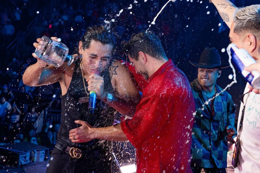 Eduin Caz de Grupo Firme golpea a hombre