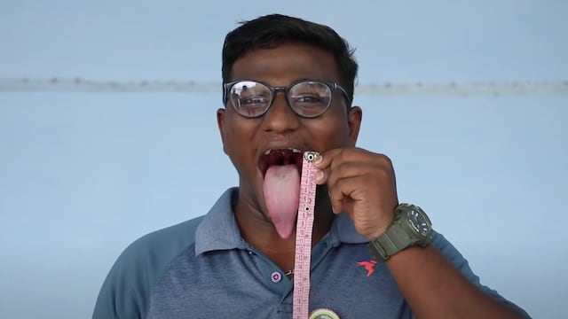 K Praveen, la persona con la lengua más larga del mundo