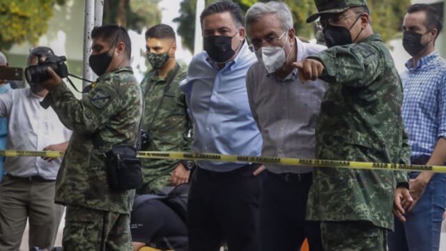 Rubén Rocha Moya, gobernador de Sinaloa, atestiguando destrucción de armamento decomisado.