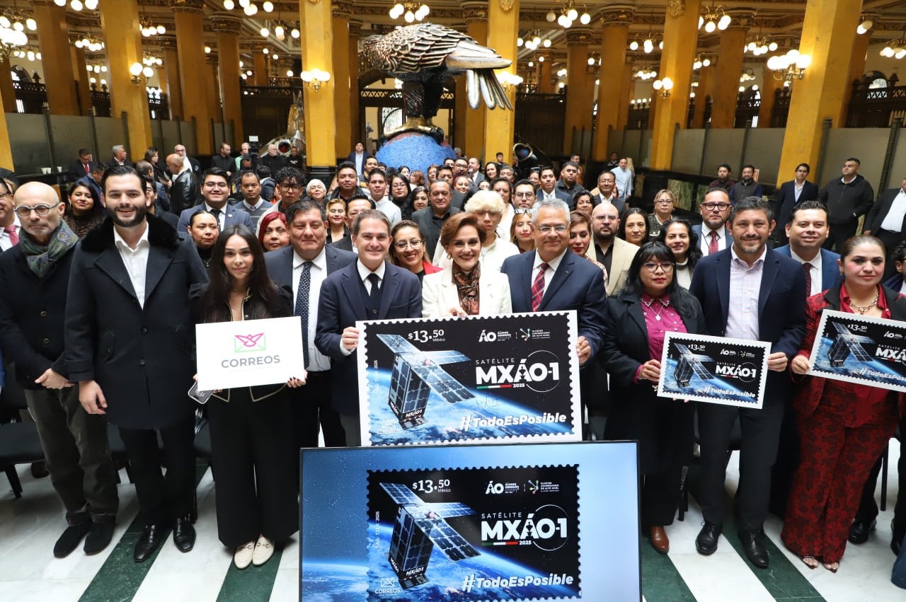 Javier López Casarín presenta estampilla postal dedicada al satélite MXÁO-1