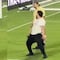 Fan invade la cancha y se retira festejando como Cristiano Ronaldo