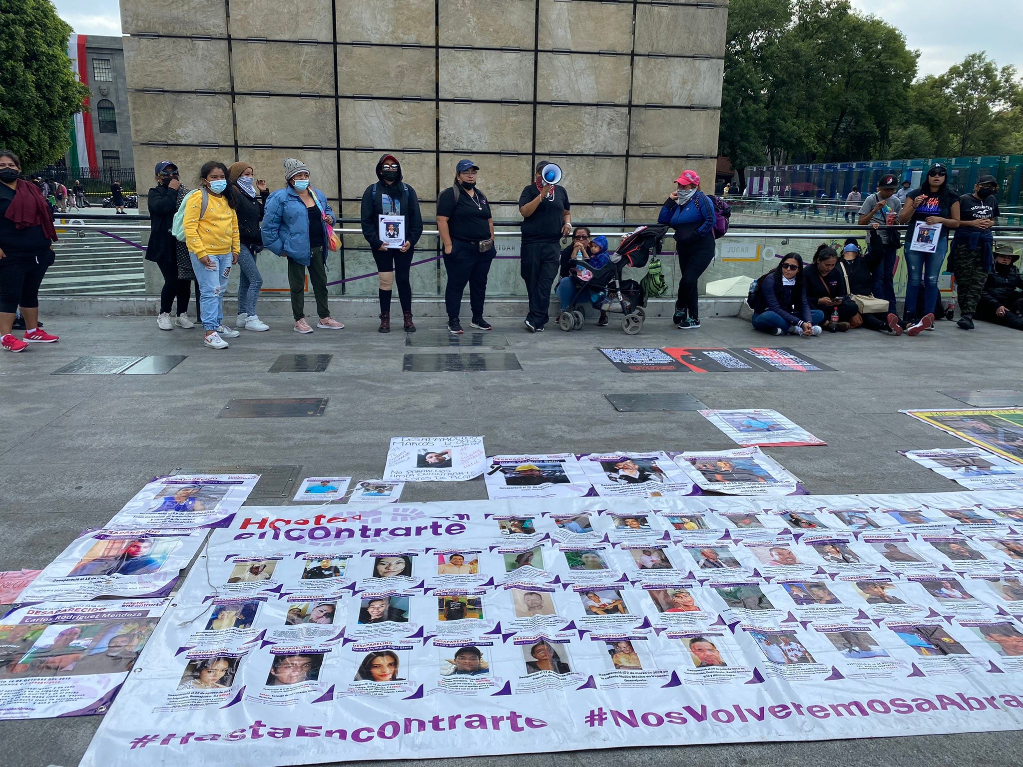 Integrantes del colectivo Hasta Encontrarte en la Estela de Luz