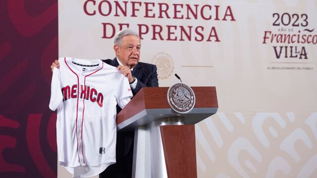 AMLO con la indumentaria de México para el Clásico Mundial de Béisbol.