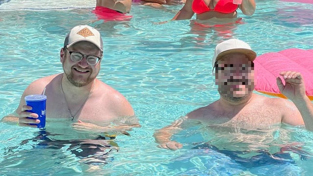 Encuentra a su "doble" en una alberca