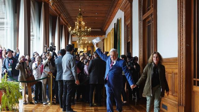 Andrés Manuel López Obrador, ex Presidente de México, y su esposa Beatriz Gutiérrez Müller, de despiden tres atender a los medios