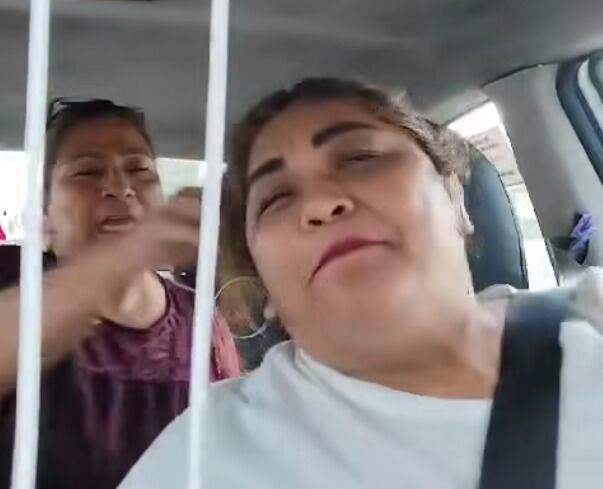 Pasajera le jala el pelo a taxista en video viral