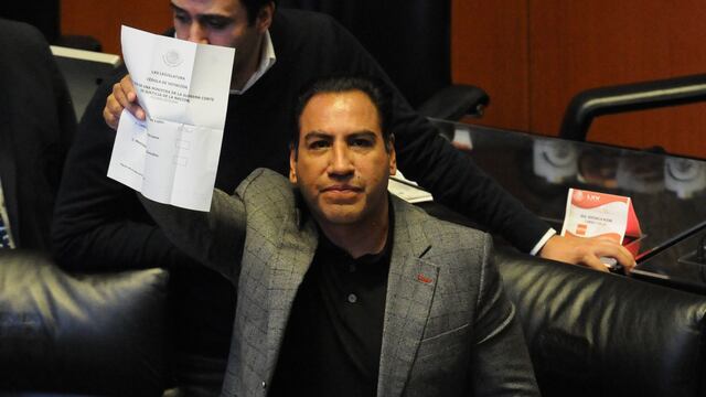 Eduardo Ramírez, coordinador de la bancada de Morena en el Senado, muestra su voto a favor de Bertha Lujan como ministra de la SCJN