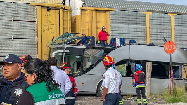 Accidente Atlacomulco–Maravatío hoy: Camión de pasajeros choca contra tren de carga y hay varios muertos