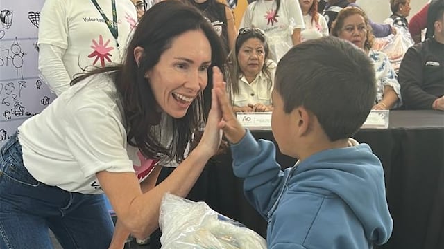 Apoya Voluntariado de Álvaro Obregón a niñas y niños con entrega de kits escolares.