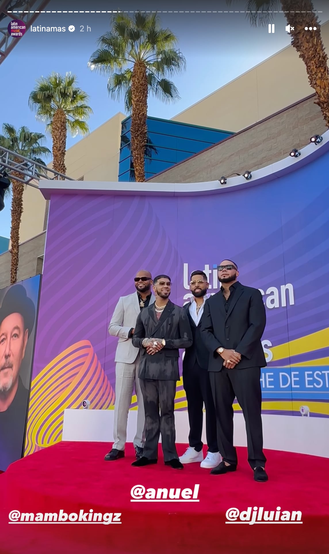 Anuel AA se presenta en los Latin AMAs 2023.