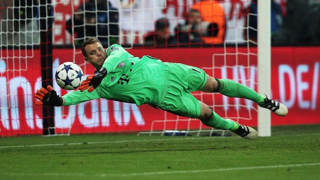 Manuel Neuer se lanza por el balón.