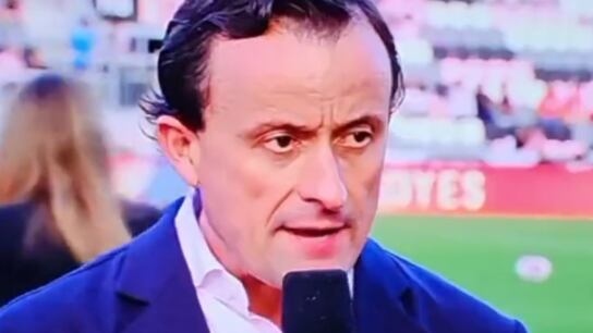 Mikel Arriola hace el “oso” y dice en el micrófono que la MLS es mejor