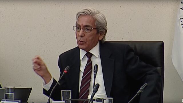 Edmundo Sánchez Aguilar previo a salir molesto de su comparecencia como candidato a la CRE, fue rechazado a ocupar el puesto de consejero independiente de Pemex.