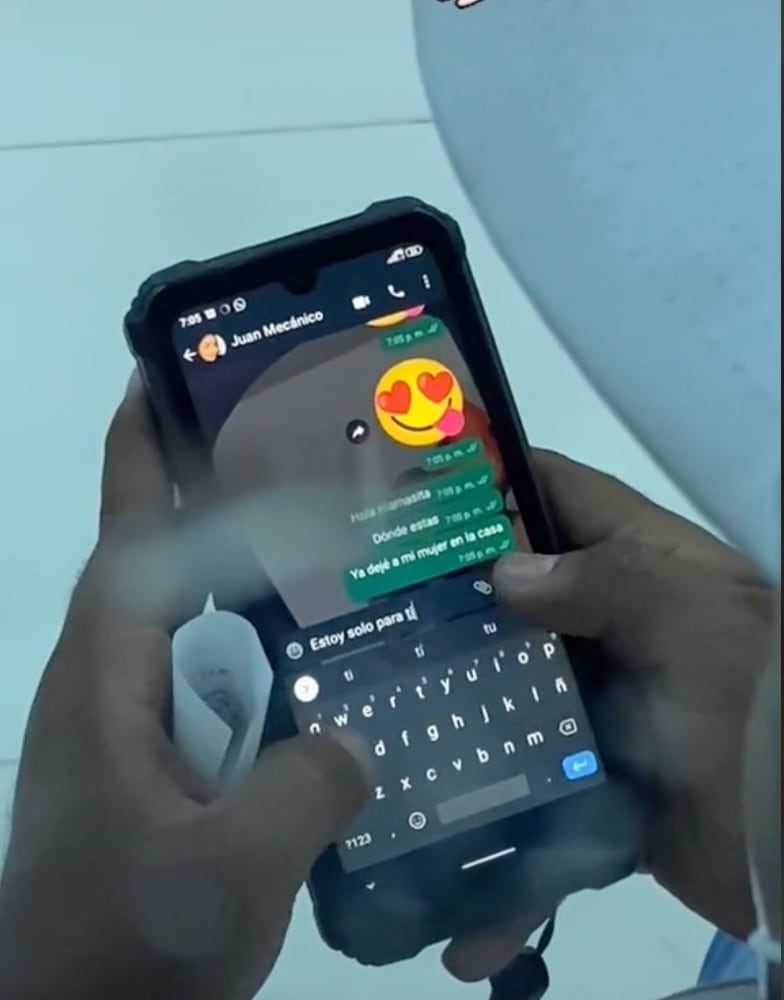 Novio chateando con "Juan mecánico"